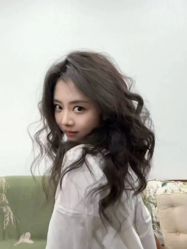 谭松韵回眸十分俏皮。