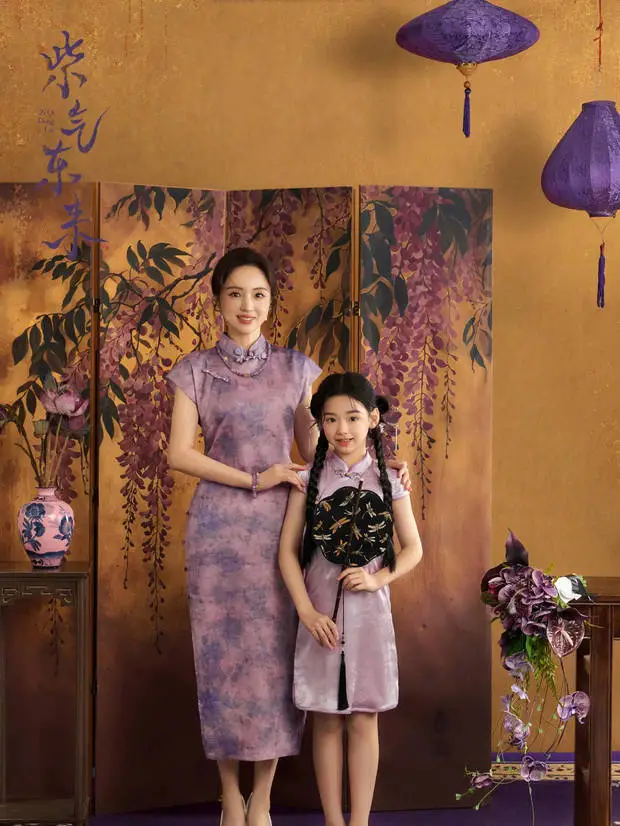 搜狐娱乐讯 近日，一组董璇和小酒窝的节日美照曝光，只见母女两人同穿紫色系旗袍。