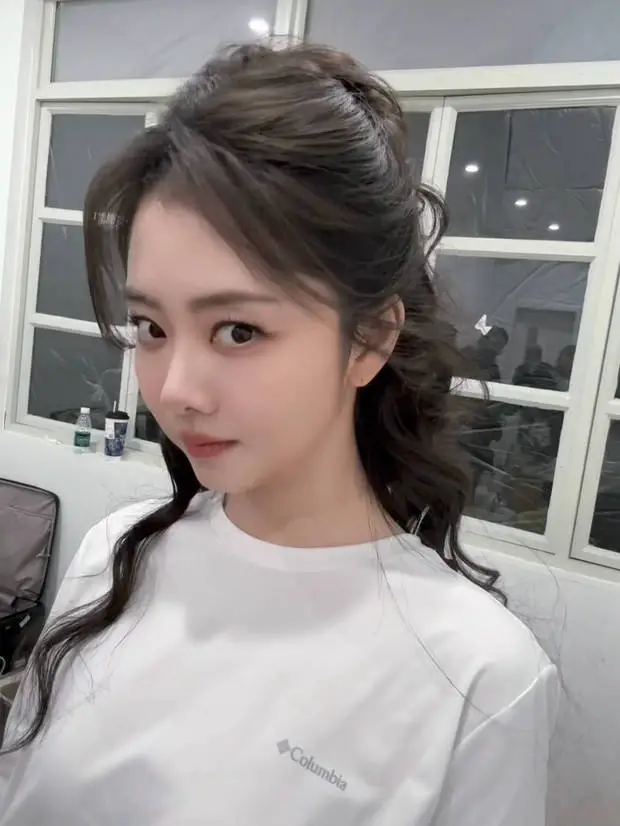 谭松韵眼神古灵精怪。