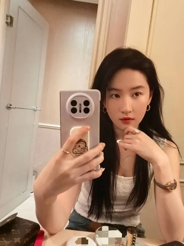 刘亦菲随拍充满松弛感。