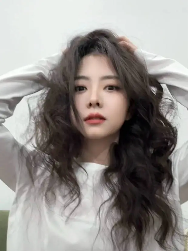 谭松韵慵懒随性。