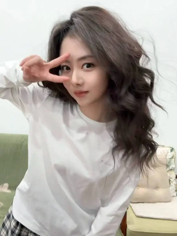 谭松韵对镜比耶。