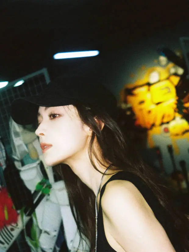 娜扎肌肤白皙，侧脸好精致。