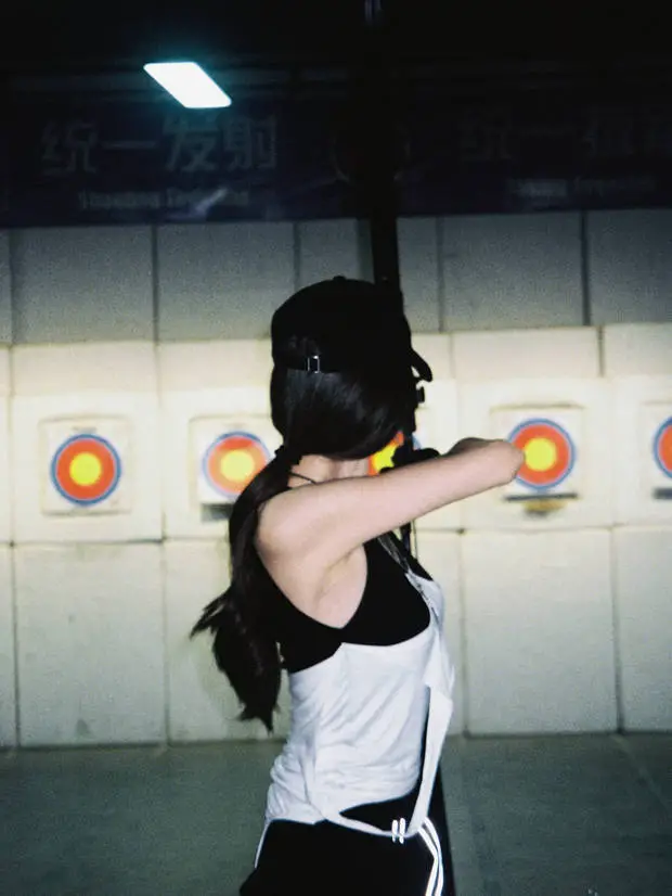 搜狐娱乐讯 日前，娜扎工作室分享了娜扎的射箭日常，照片里娜扎穿着黑色背心射箭，又A又飒。