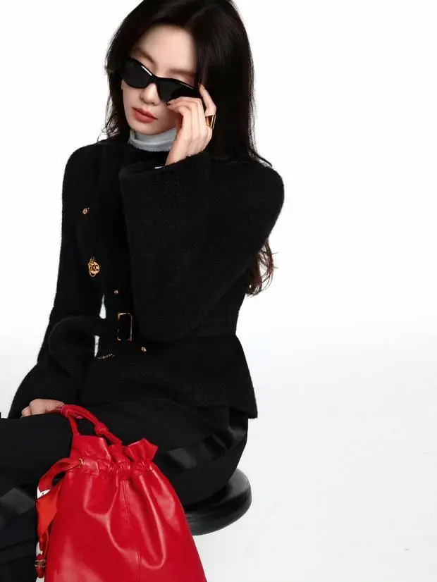 刘诗诗坐凳扶镜，神态松弛自在。