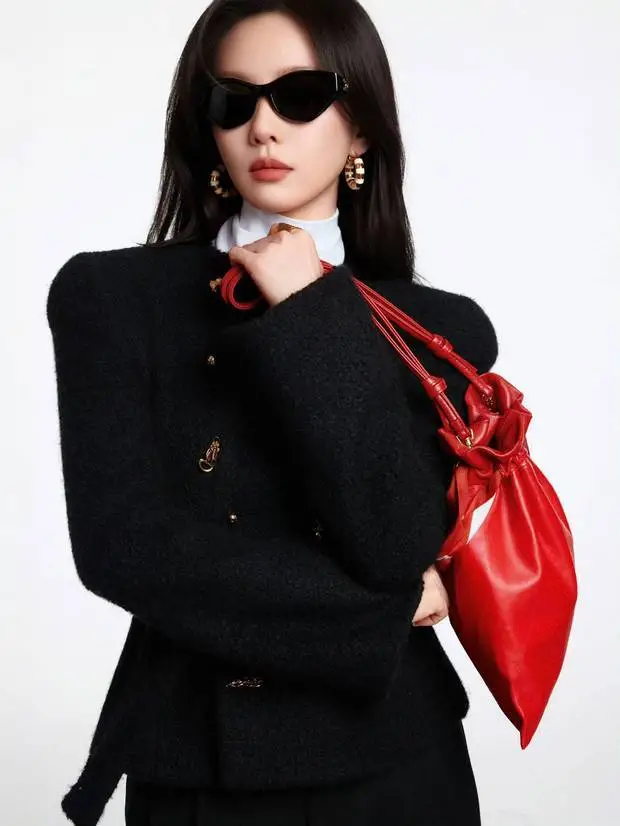 刘诗诗抱臂而立，包包斜挎气场十足。