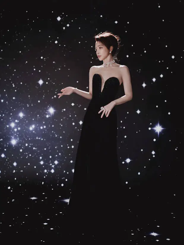 李冰冰穿黑丝绒裙身气场全开。