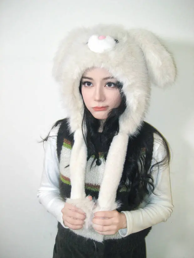 迪丽热巴的表情俏皮又可爱。