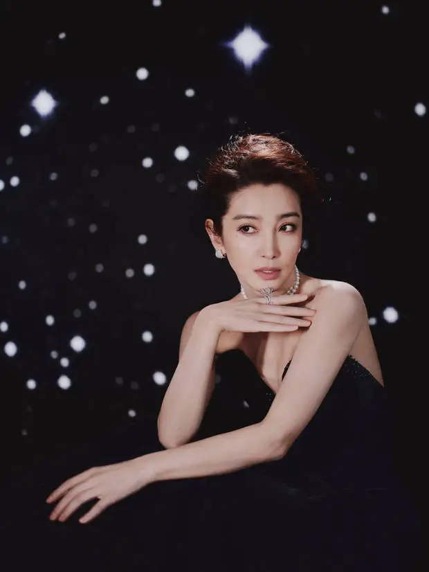 李冰冰端坐星空下，优雅动人。