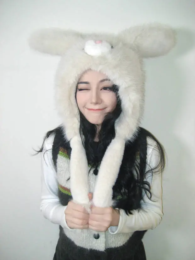 迪丽热巴绽放甜美笑容，美貌养眼。