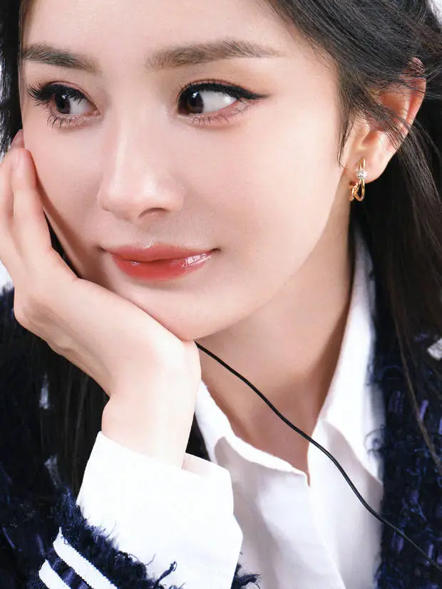 杨幂的妆容精致,眼神灵动俏皮。