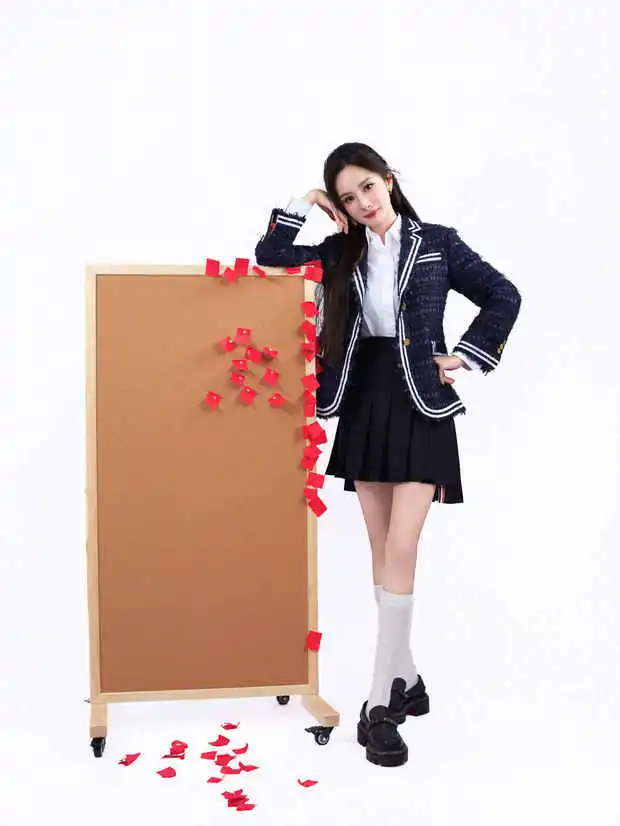 杨幂的大长腿比例十分优越。