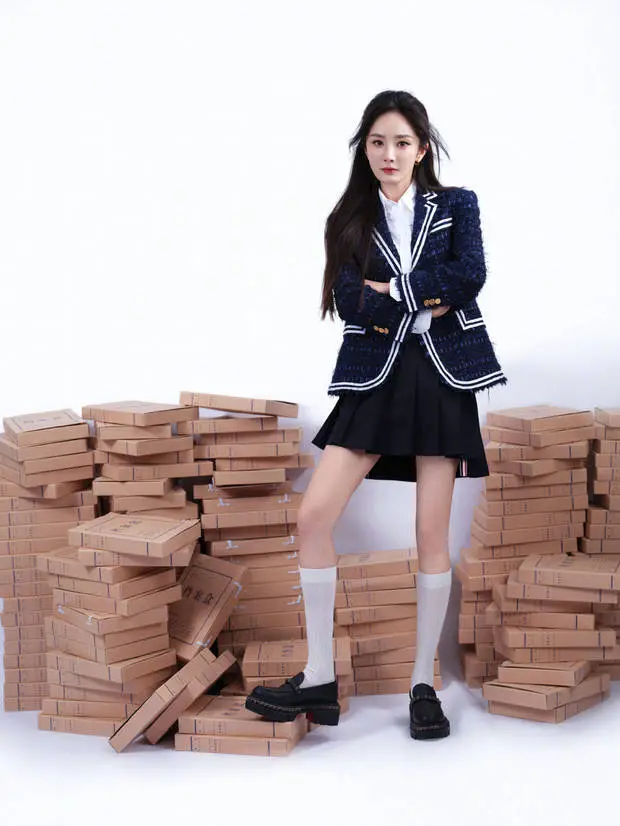 杨幂身材高挑,双手抱胸,气场全开。