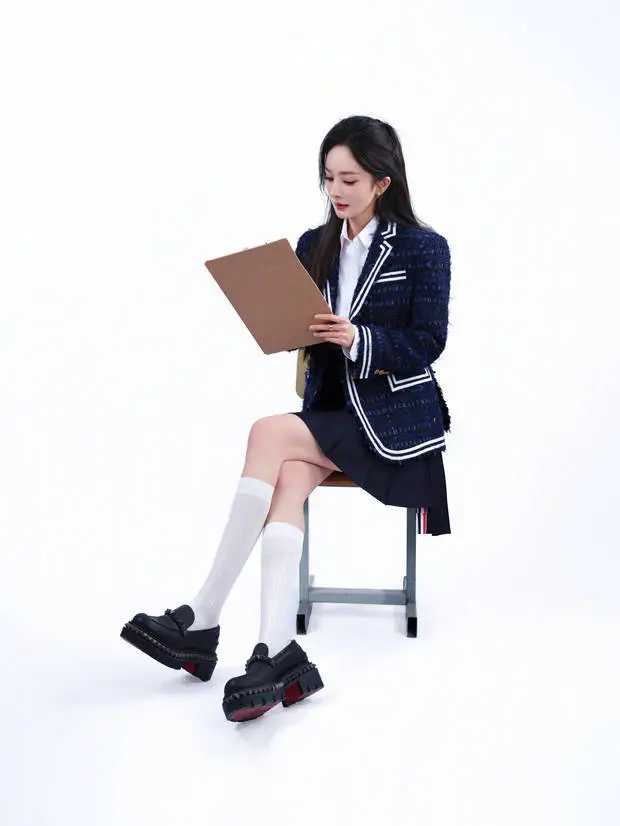 杨幂一身校园风穿搭超减龄!
