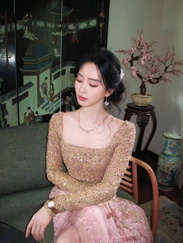 刘诗诗明媚大方。