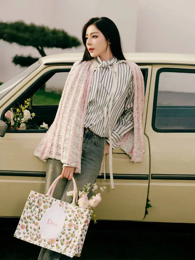 搜狐娱乐讯 1日，一组迪丽热巴美图释出。图中，她身着条纹衬衫与粉白针织开衫，气质清新又优雅。