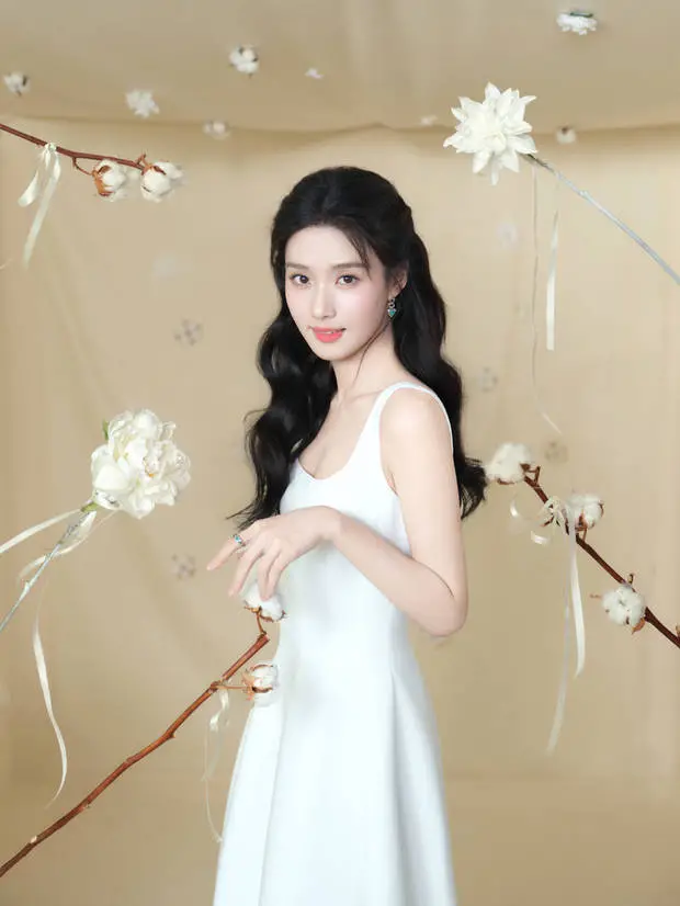卢昱晓一袭白裙清纯甜美。