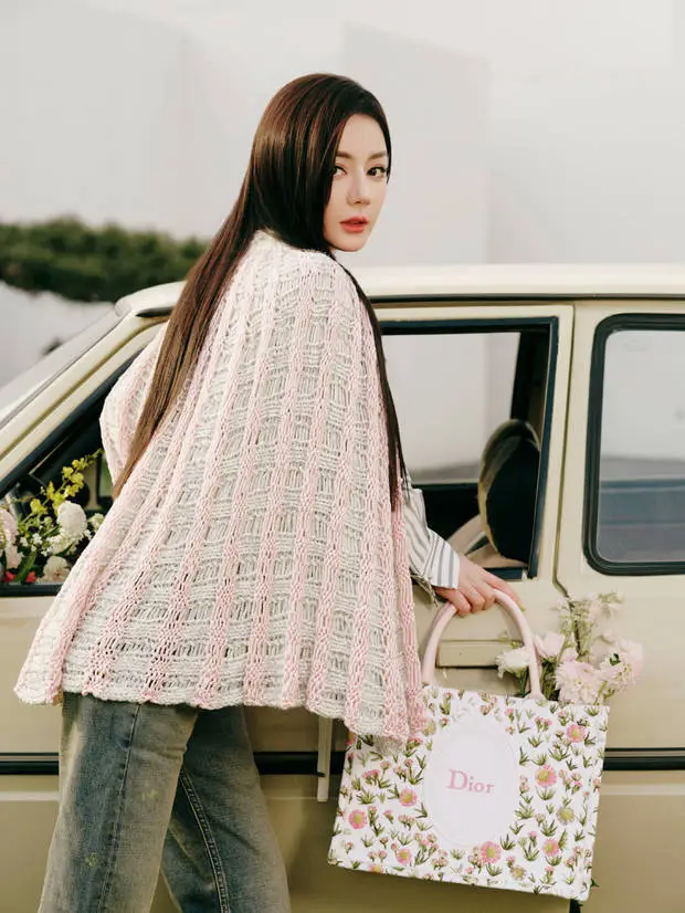 迪丽热巴转身回眸，复古灵动。