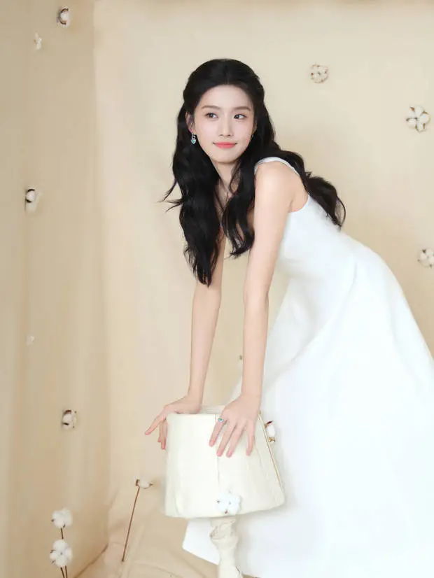 卢昱晓四肢纤细。