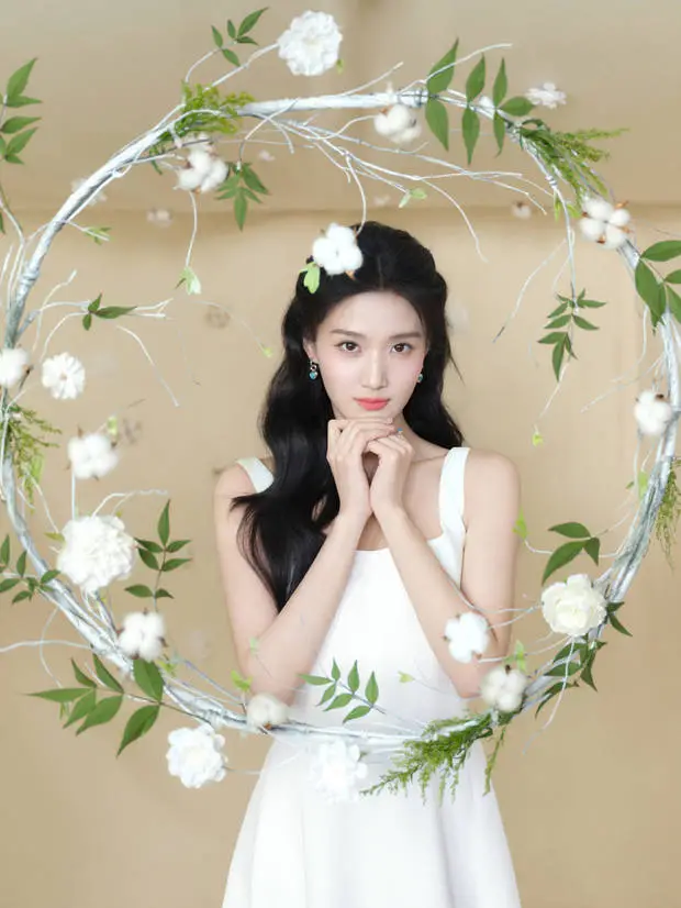 卢昱晓少女感满满。