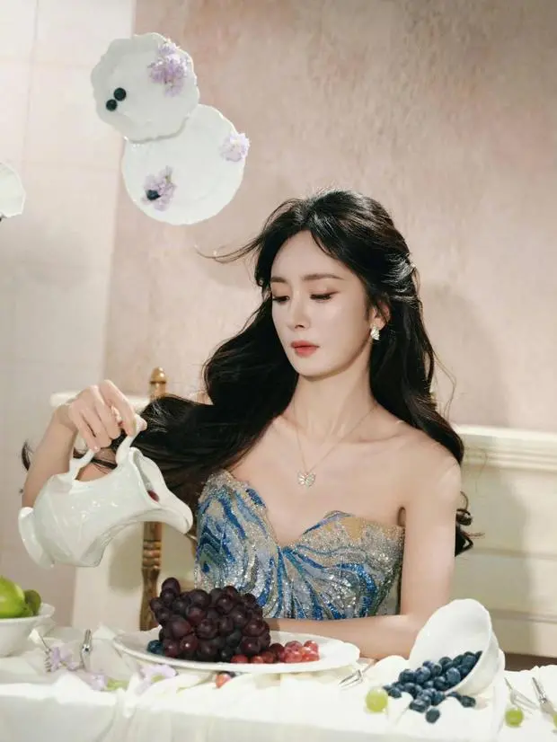 杨幂指尖轻握壶柄显娴静。