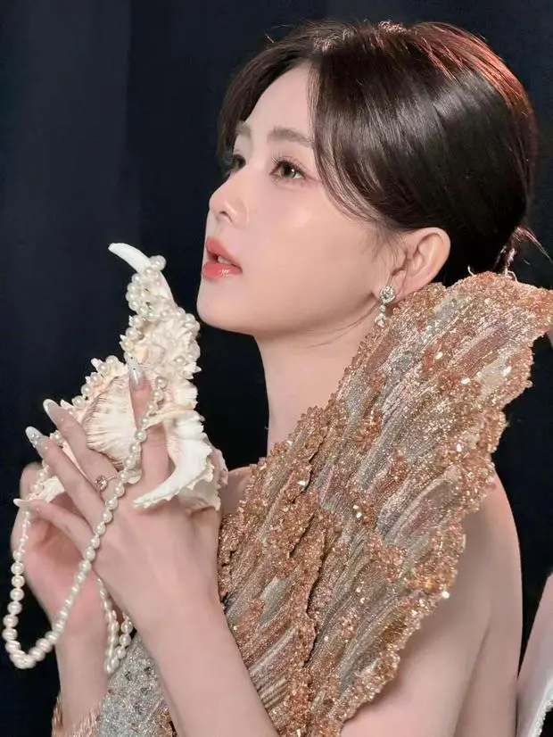 白鹿手持海螺，侧颜精致。