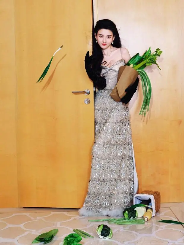 宋祖儿搞怪又鲜活。