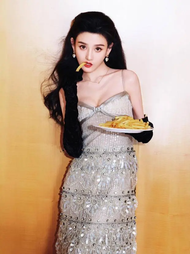 搜狐娱乐讯 10日，工作室分享了一组宋祖儿美图。