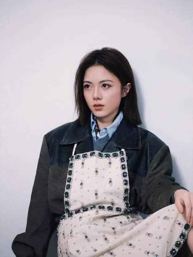 赵今麦短发造型清爽。