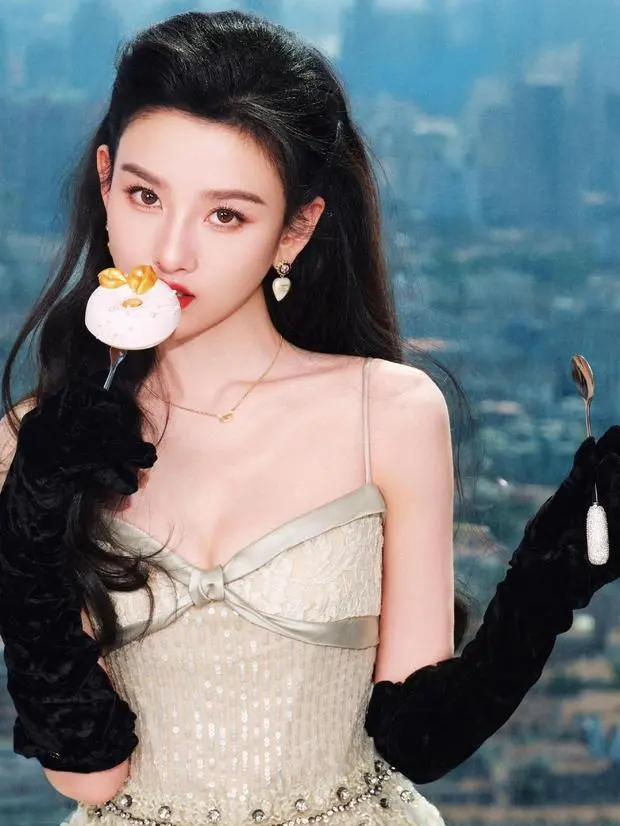 宋祖儿佩戴珍珠耳饰，手拿甜甜圈，红唇明艳。