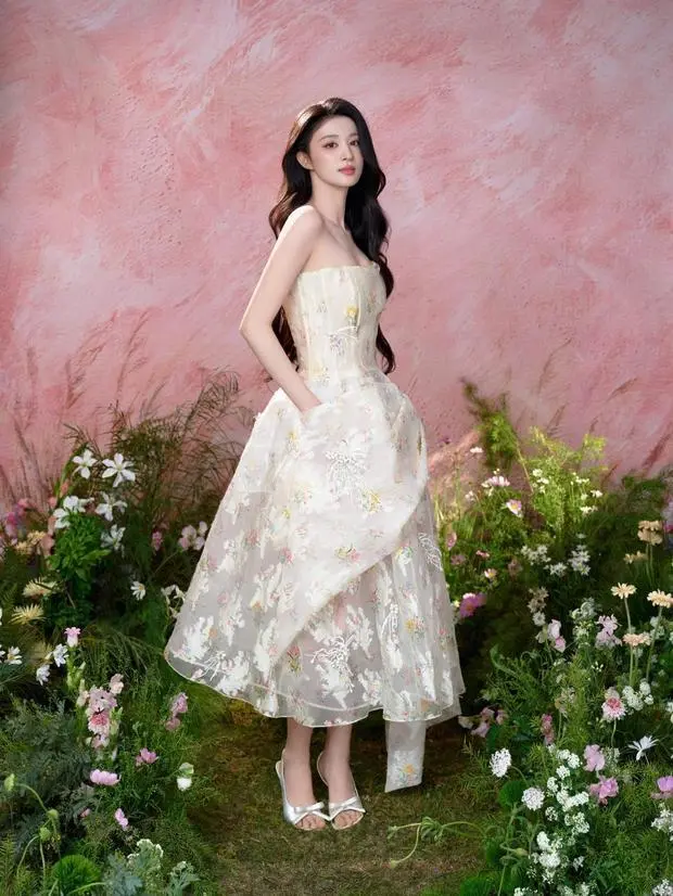搜狐娱乐讯 19日，王楚然最新写真美照释出，她身着一袭印花长裙化身甜美少女，与繁花同框合影，春日氛围感拉满！
