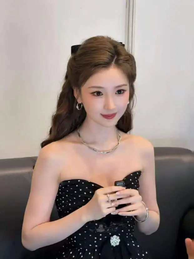 毛晓彤眉眼弯弯温柔浅笑。