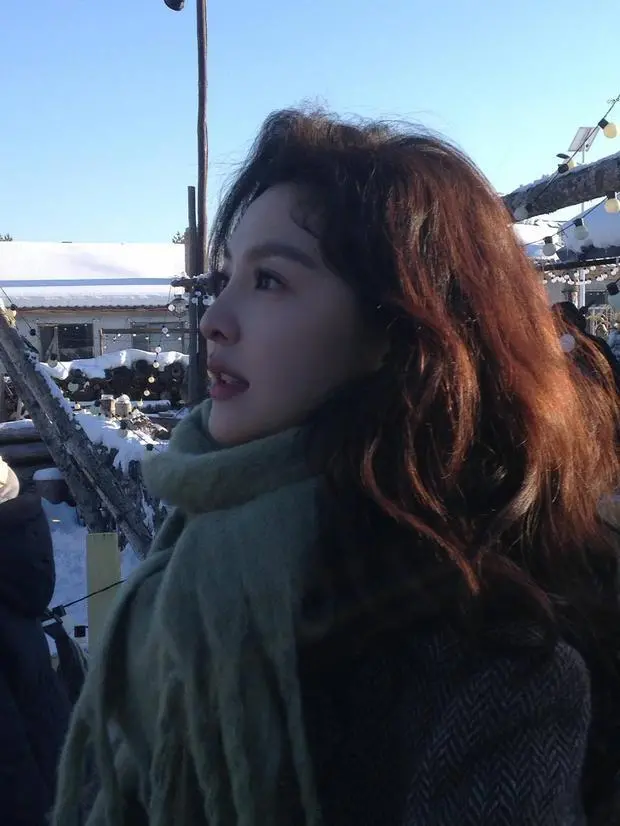 章若楠化身偶像剧女主角，明媚温柔。