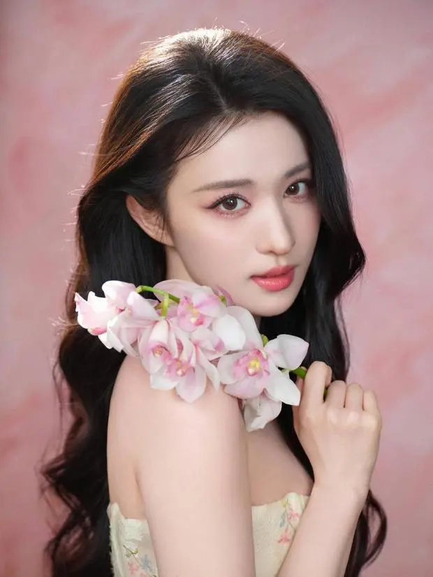 王楚然美貌养眼，眼神撩人。