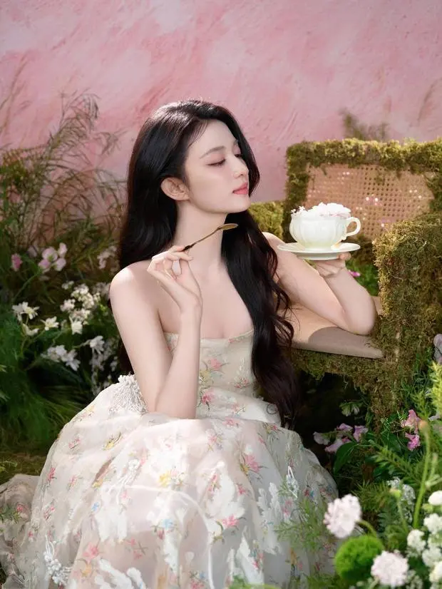 王楚然状态惬意，松弛感十足。