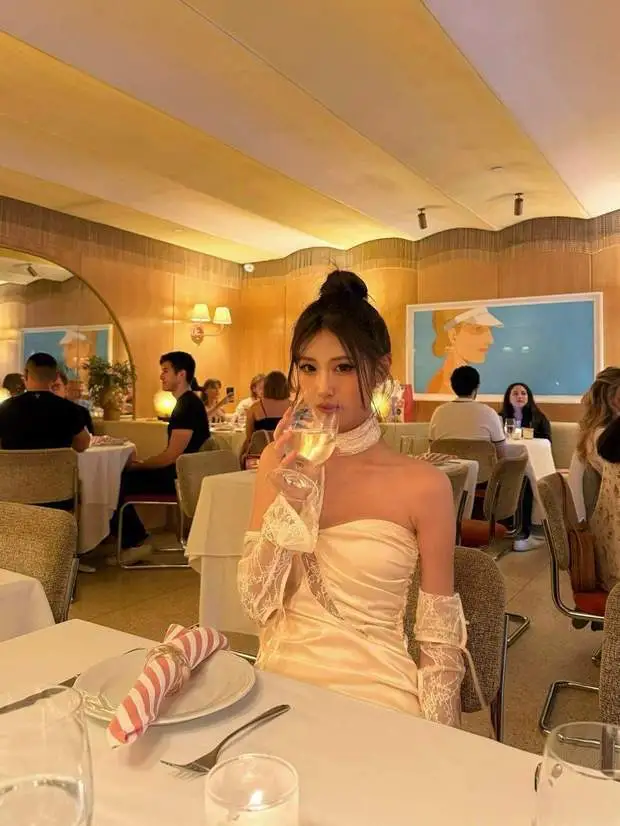 徐朵晒出自己的庆生照,在餐厅优雅吃饭。