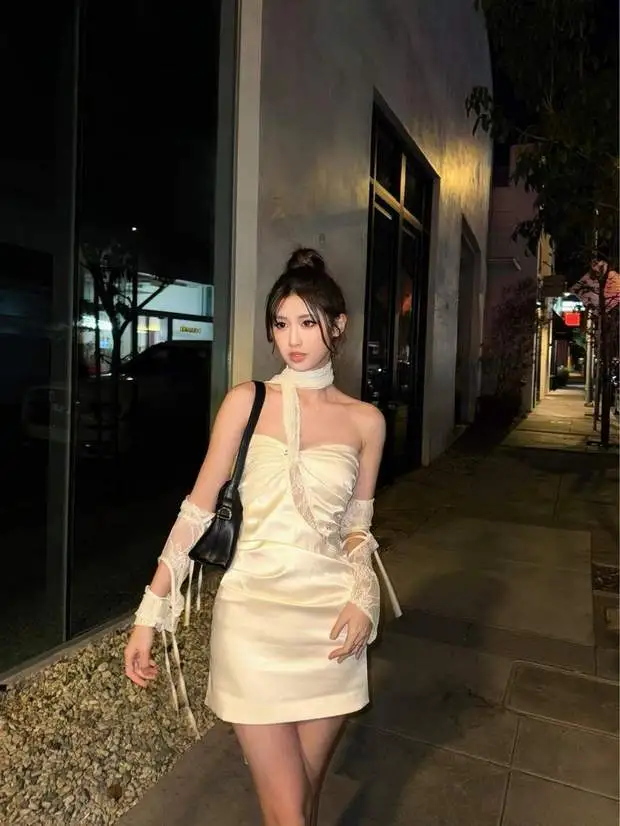 徐朵肌肤白皙,身材超好。