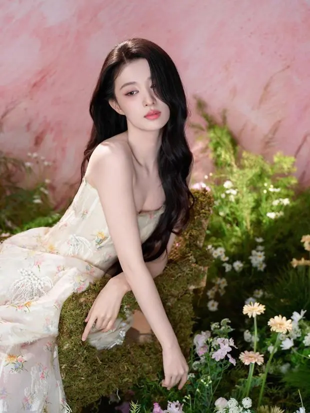 王楚然大方秀性感身材。