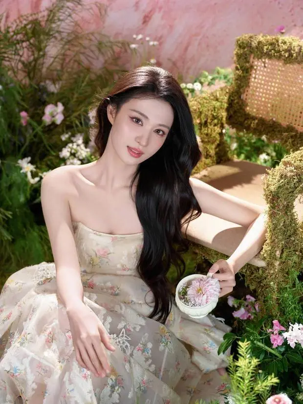 王楚然化身春日少女，漂亮吸睛。