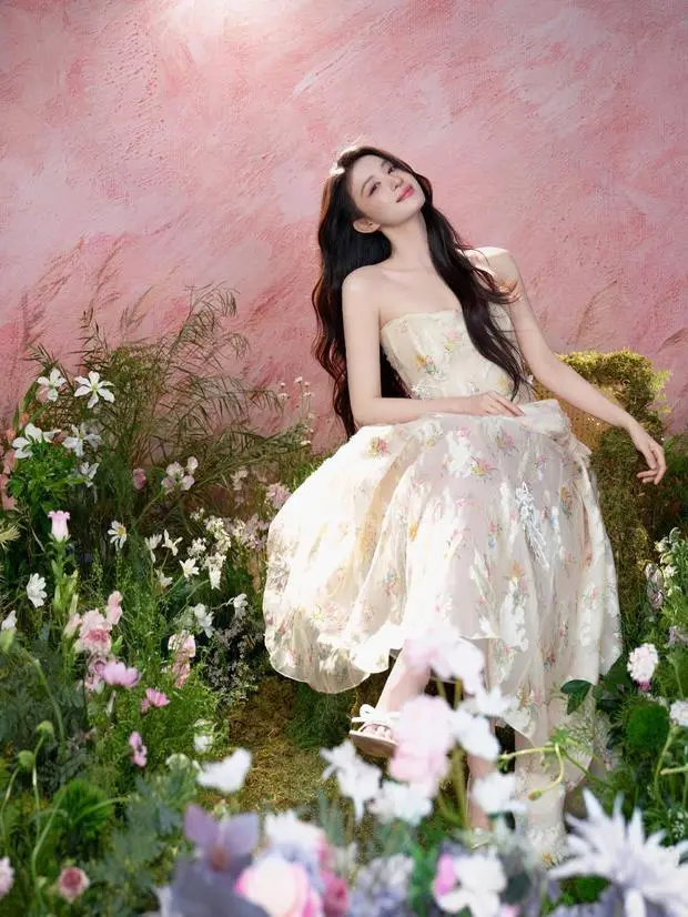 王楚然绽放甜美笑容，可爱迷人。