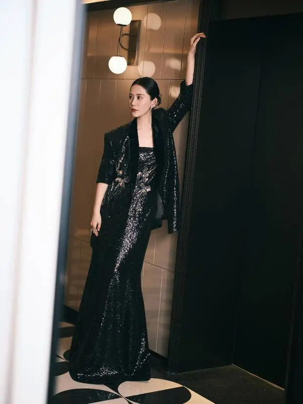 搜狐娱乐讯 近日，海清一组活动美图释出。她身着黑亮片鱼尾裙，搭配同料西装，尽显酷飒贵气。