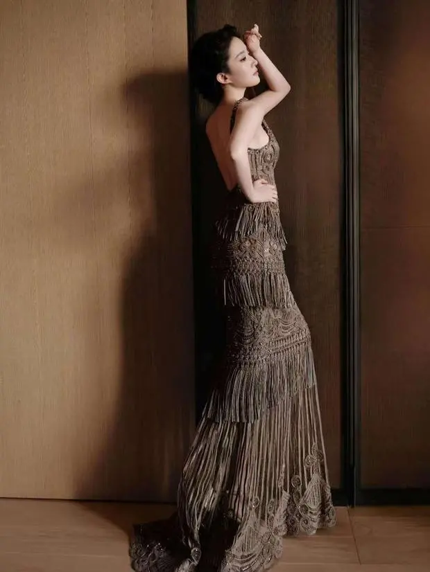 刘亦菲回眸，复古风情十足。