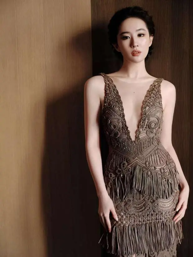 刘亦菲神态温婉矜贵。