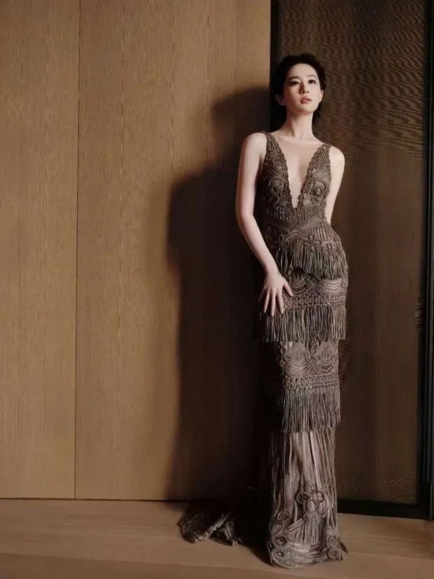 刘亦菲流苏裙摆显灵动。