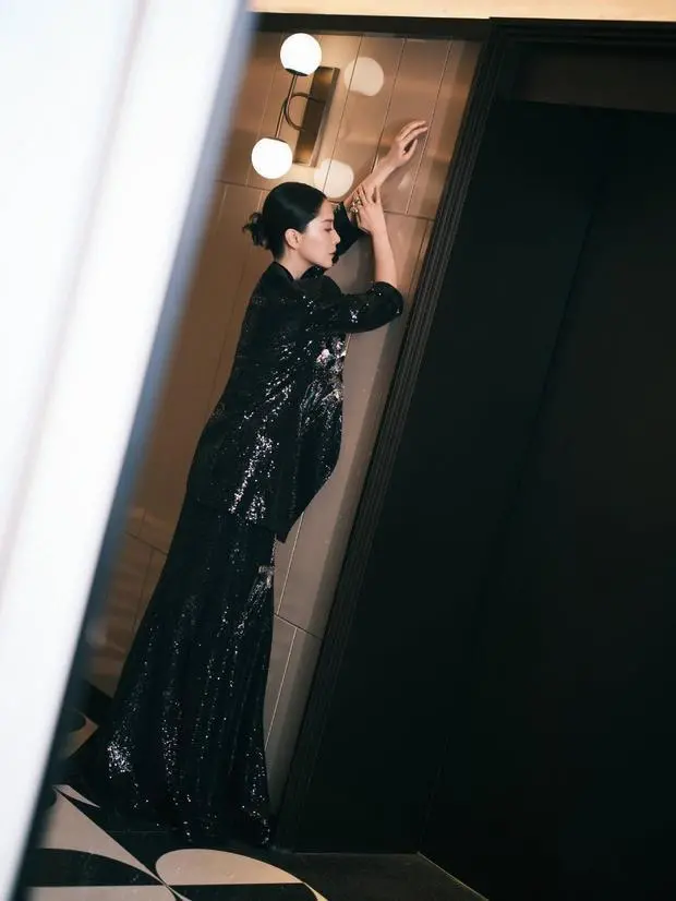 海清神态慵懒妩媚。