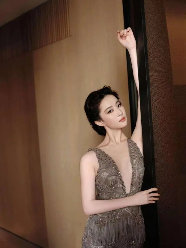 刘亦菲身姿曼妙舒展。