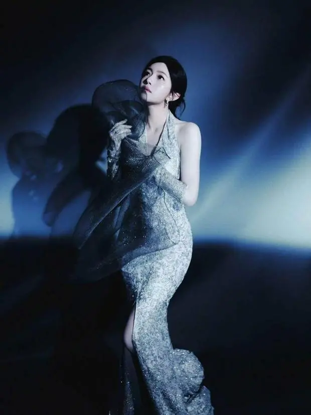 搜狐娱乐讯 近日，陈妍希一组大片公开。她穿闪钻挂脖人鱼裙，在冷调光影中尽显优雅冷艳气质。