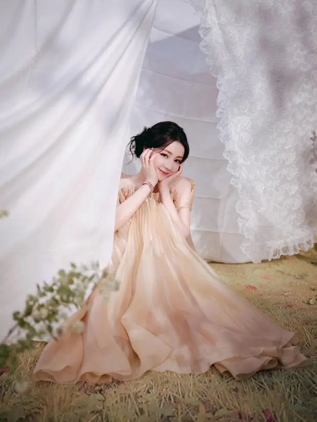 迪丽热巴双手捧脸秒变可爱小仙女。