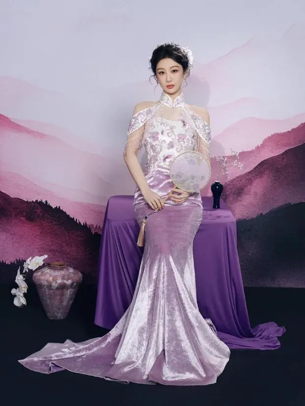 杨紫手持摇扇，韵味十足。