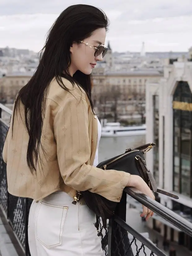 刘亦菲站在露台上欣赏附近的风景。